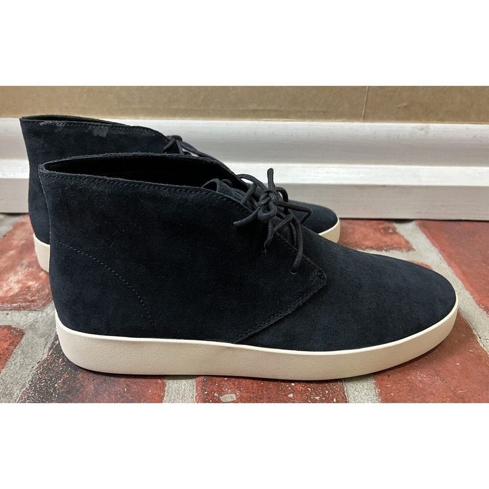 Everlane Black Suede Chukka Boots with Minimalist Design